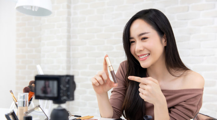 influencer cantik yang sedang menjelaskan rate card