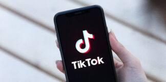 menampilkan logo aplikasi tiktok