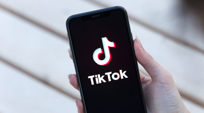 menampilkan logo aplikasi tiktok