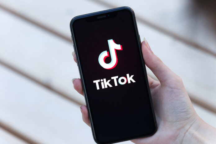 menampilkan logo aplikasi tiktok