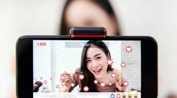 seorang nano influencersedang melakukan live di media sosial
